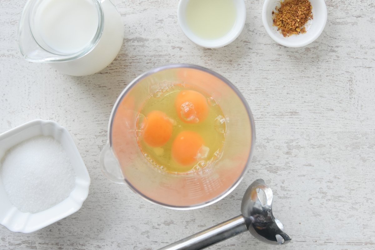 Huevos para preparar el flan de limón