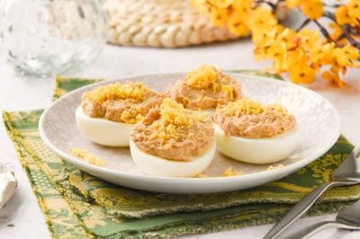 Huevos rellenos de atún