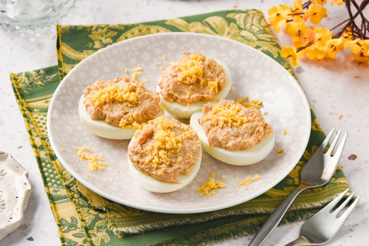 Huevos rellenos de atún recién hechos
