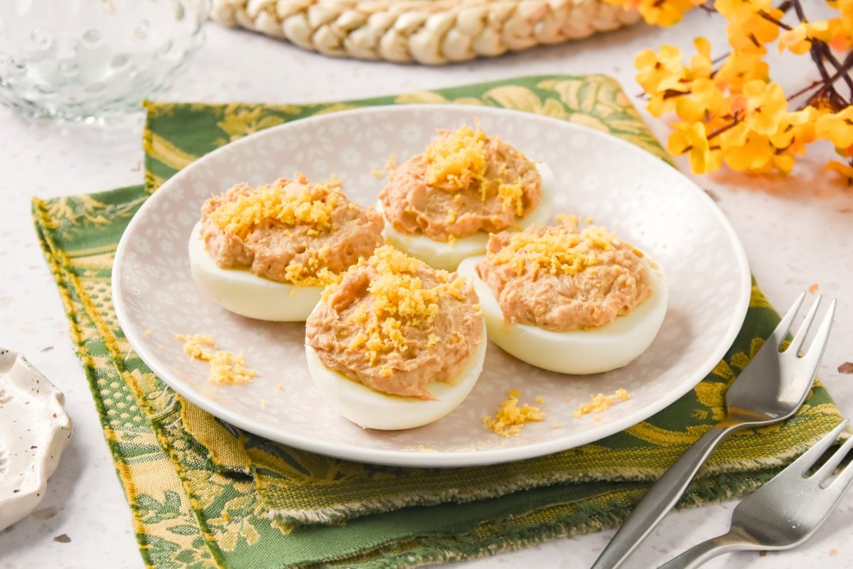 Huevos rellenos de atún
