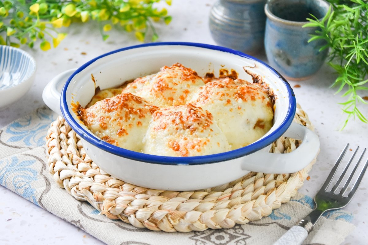 Huevos rellenos de carne listos para comer