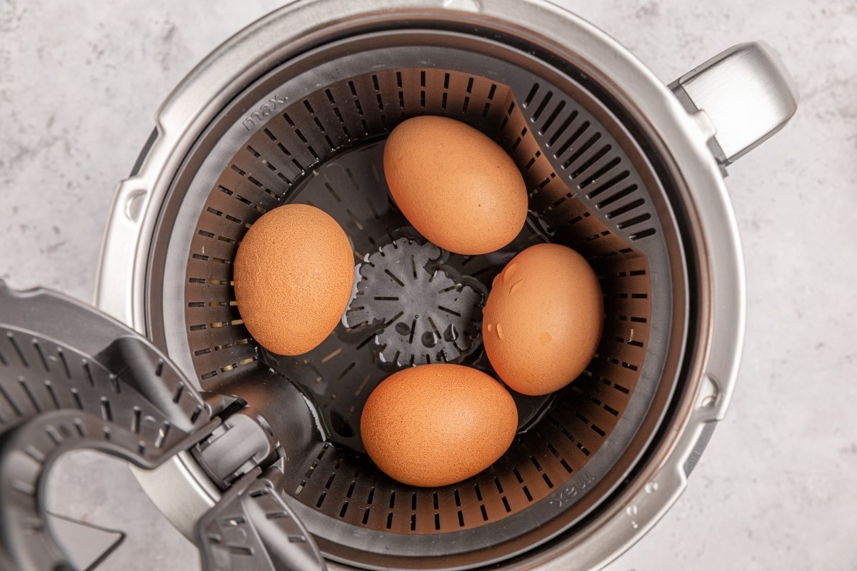 Huevos rellenos en Thermomix en el cestillo