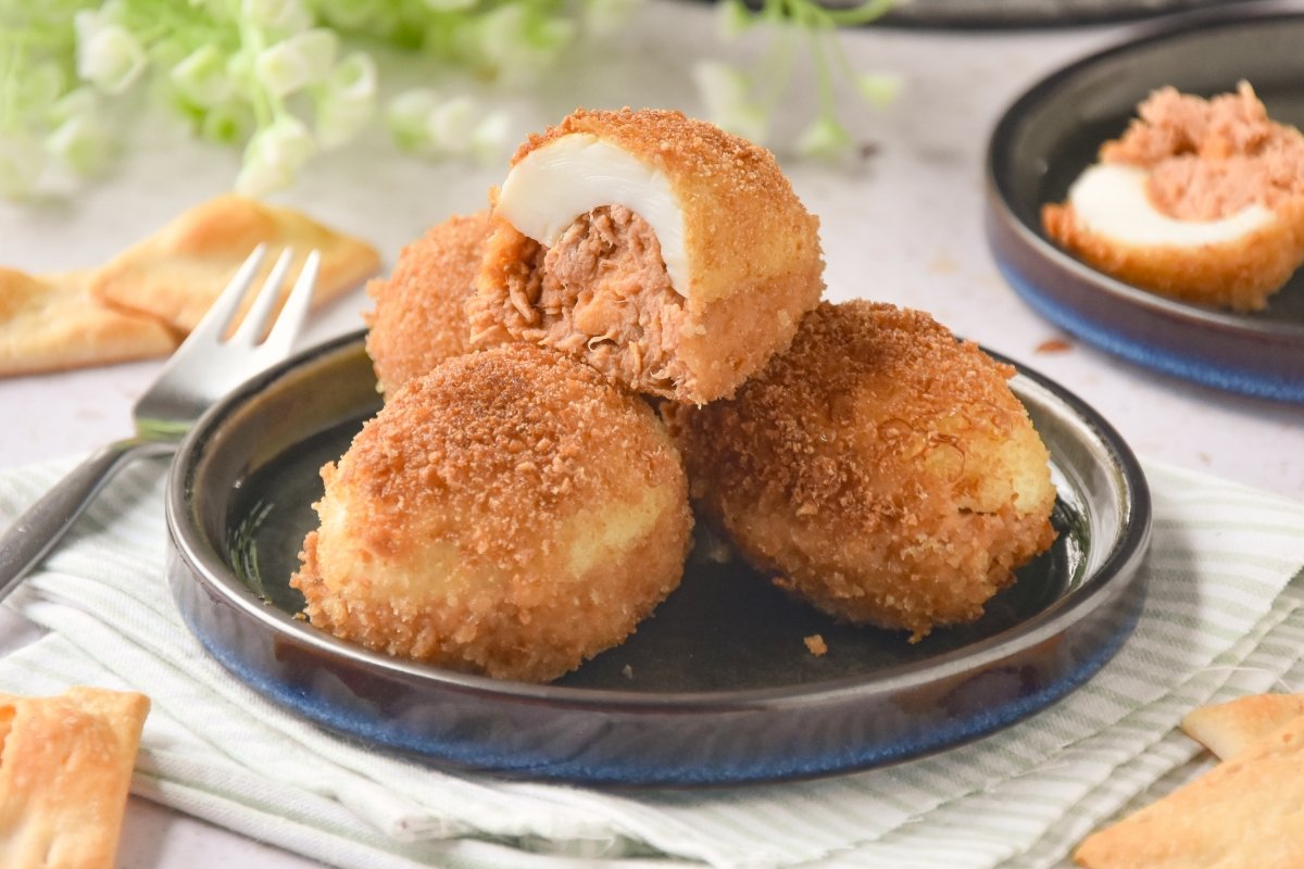 Huevos rellenos rebozados caseros