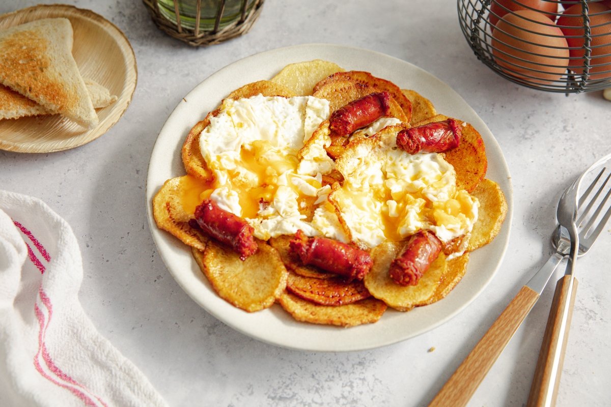 Huevos rotos con chistorra preparados