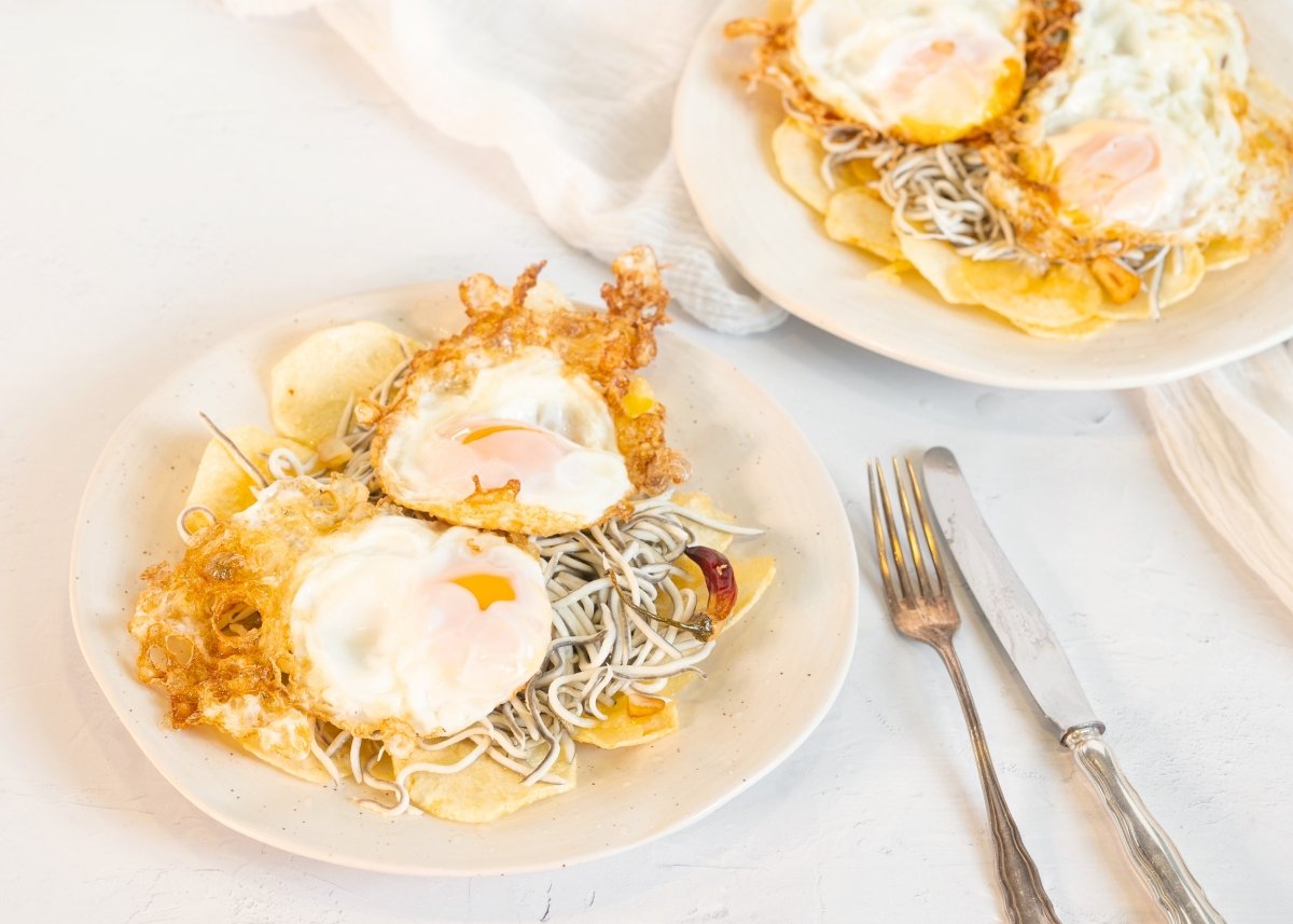 Huevos rotos con gulas caseros