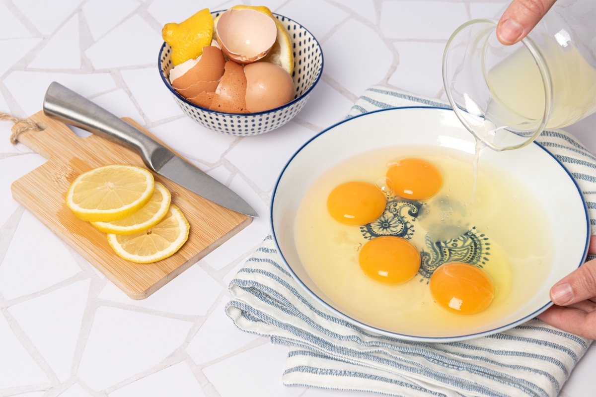Huevos y limón para hacer avgolemono
