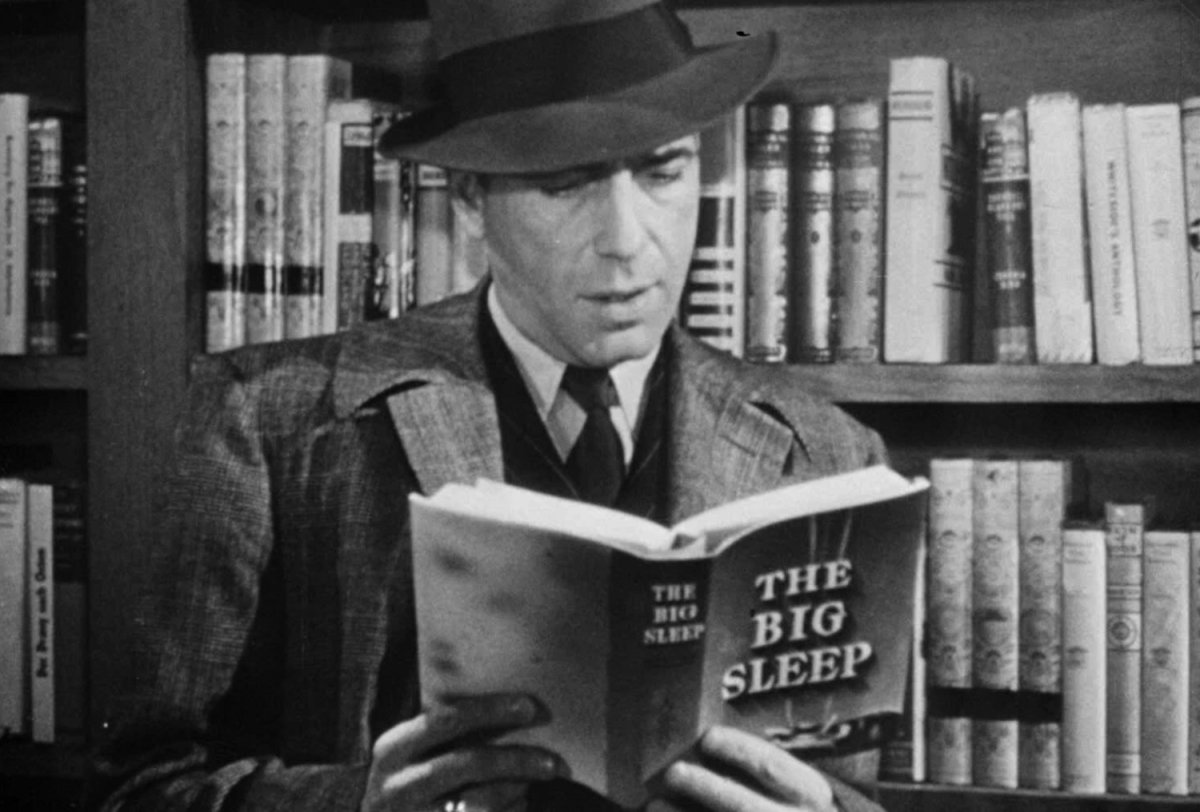 Humphrey Bogart caracterizado como el detective y gastrónomo literario Philip Marlowe