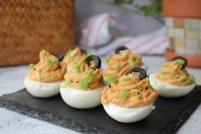 Huevos rellenos de atún y mayonesa