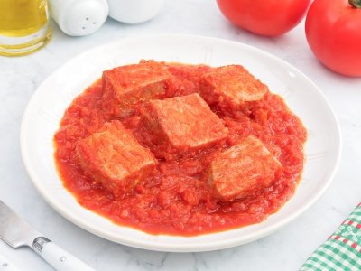 Atún con salsa de tomate