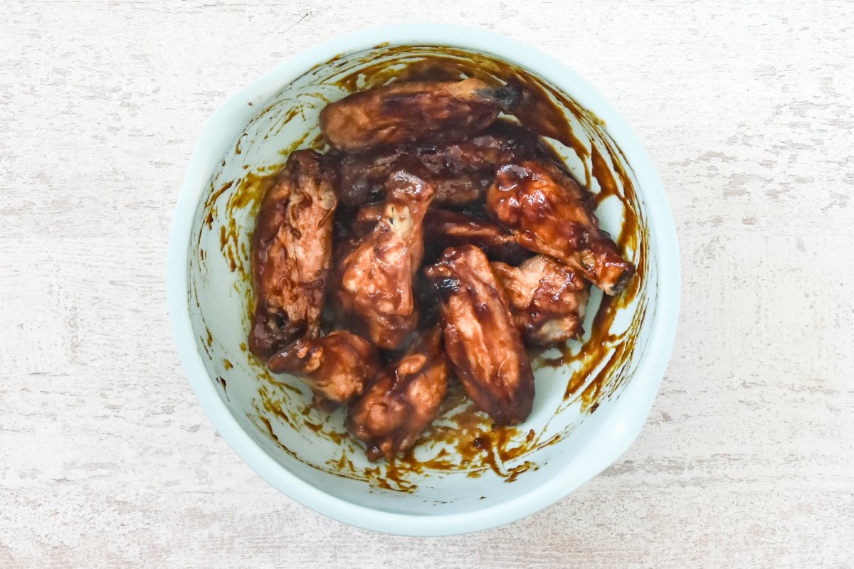 Impregnamos las alitas con la salsa preparada