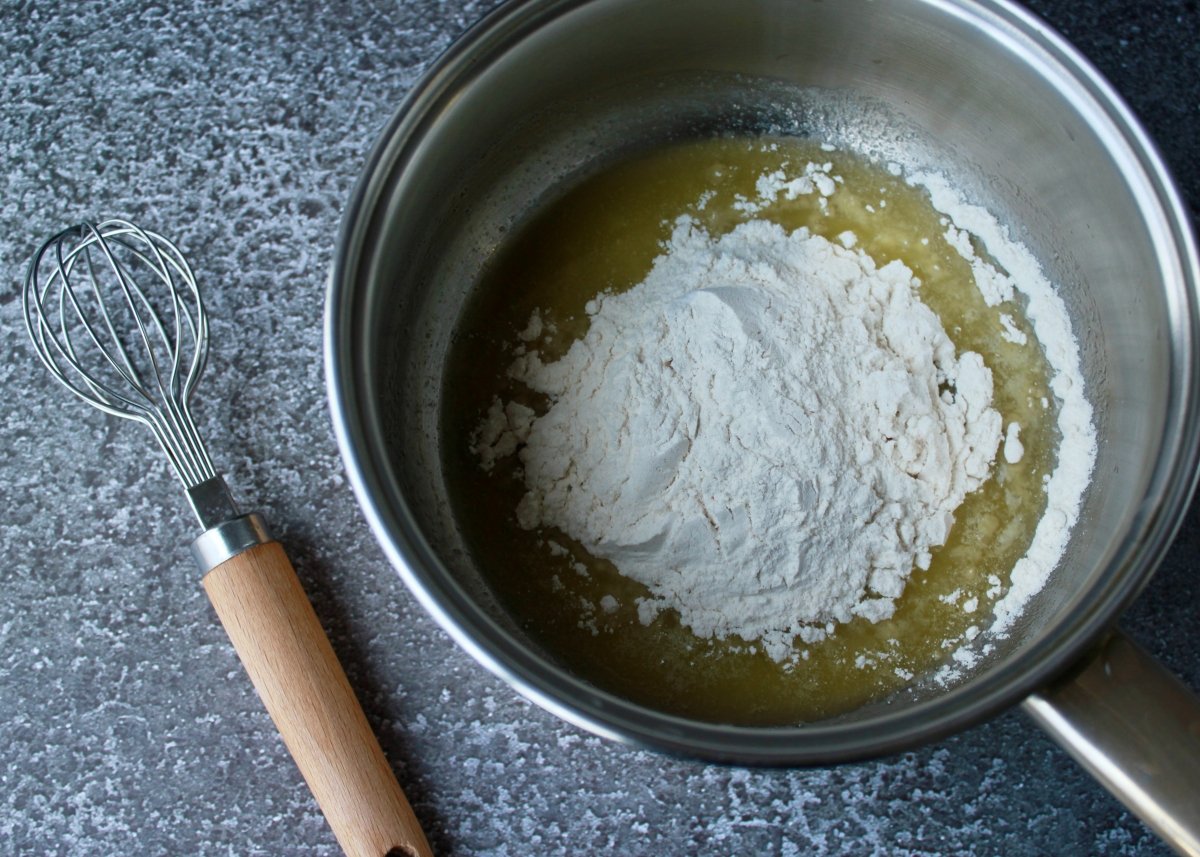 Incorporación de la harina a la mantequilla derretida