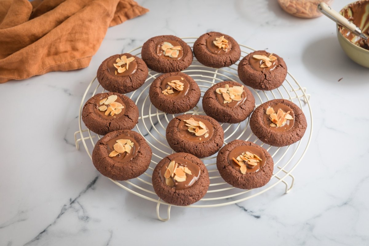 Incorporating almonds into chocolate and almond cookies