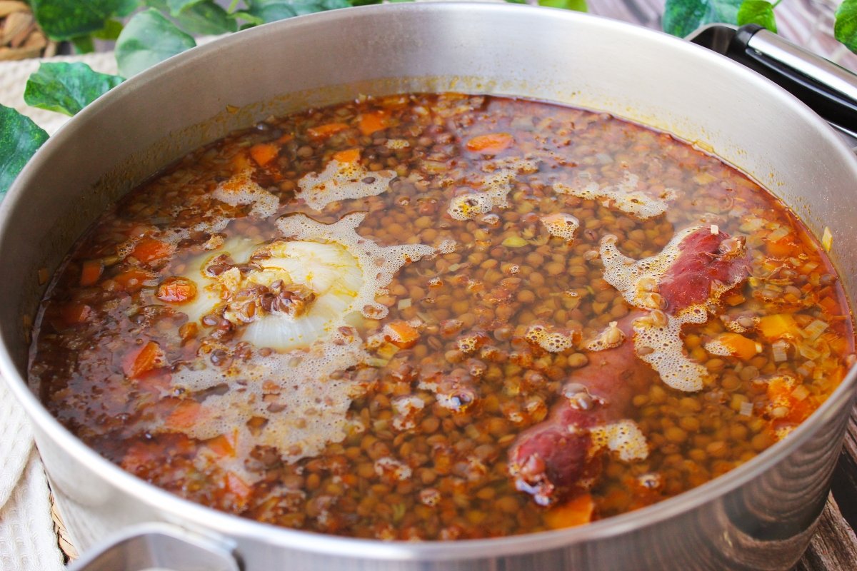 Add the chorizos to the lentils