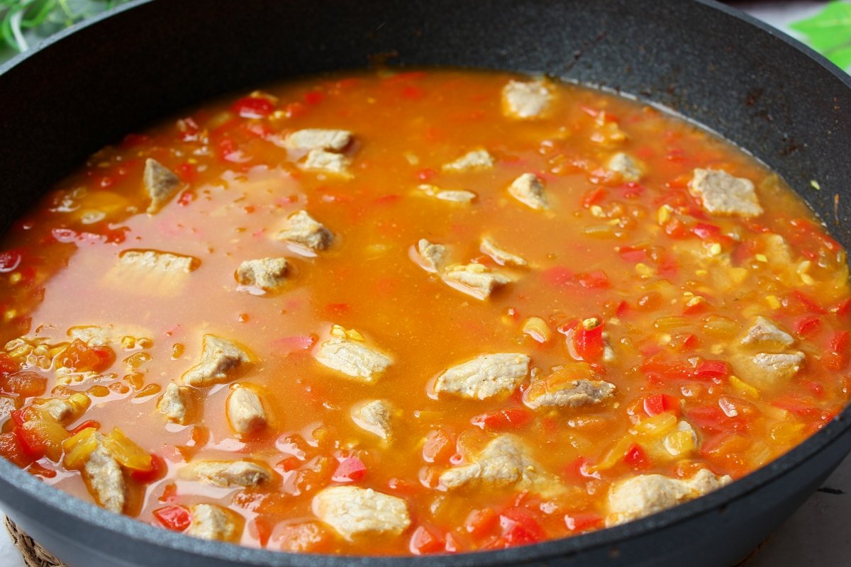 Incorporación del caldo de carne al arroz