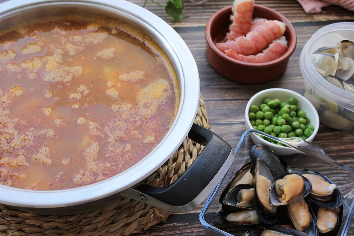 Incorporación del fumet de marisco y de las patatas a la cazuela