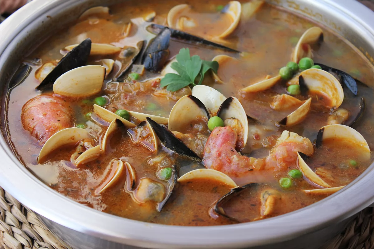 Incorporación del marisco al guiso de patatas a la marinera