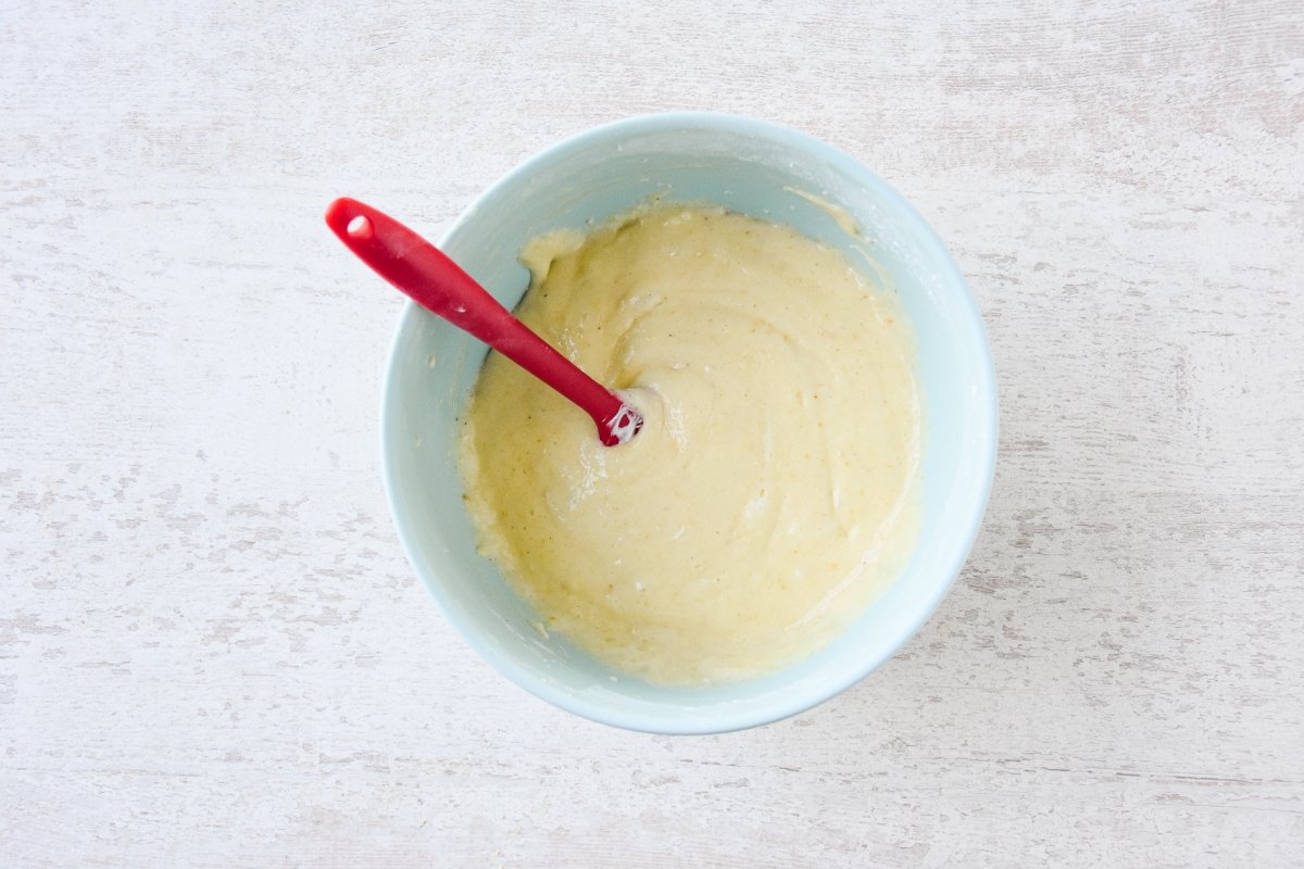 Incorporamos a la mezcla la harina con la levadura y la sal