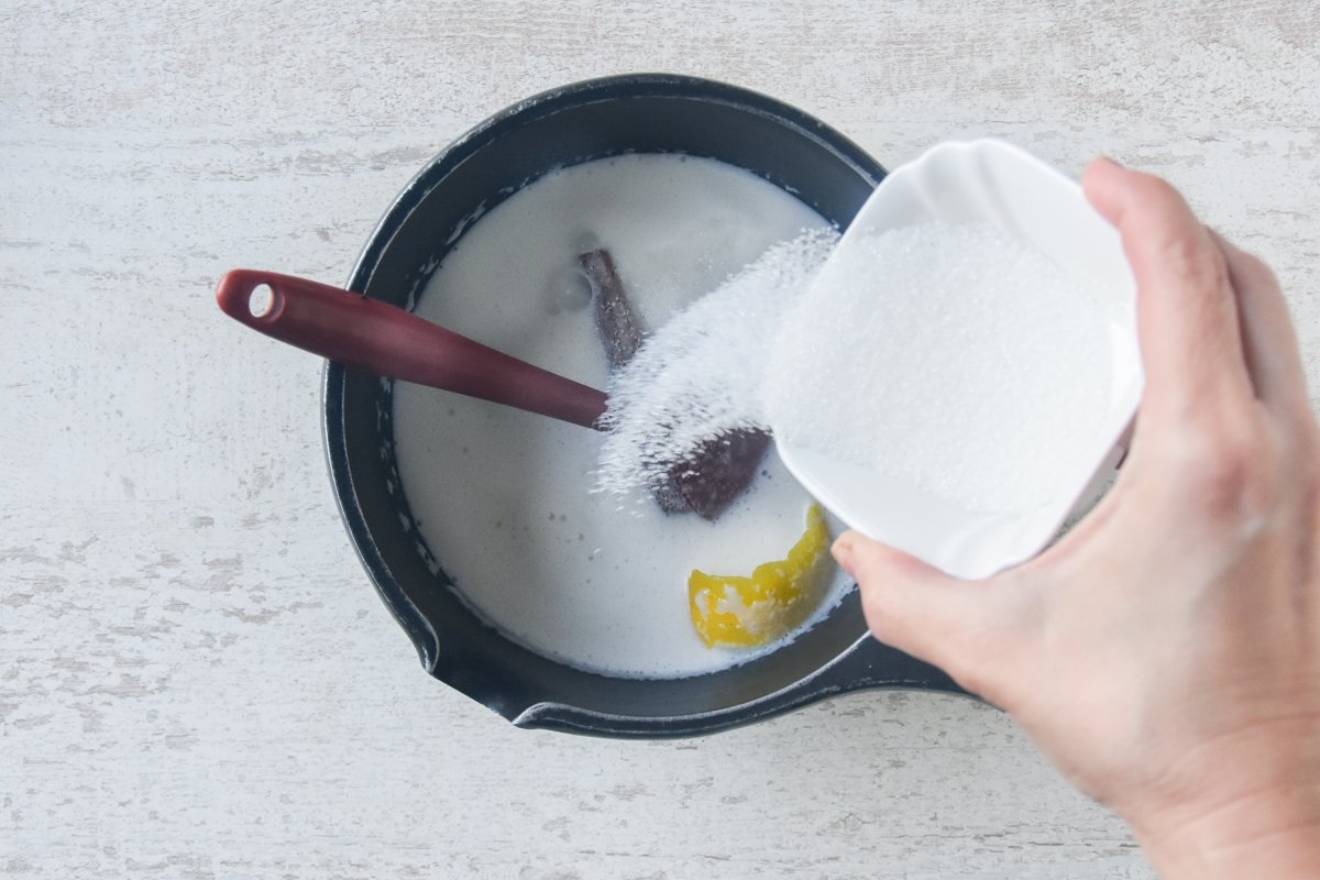 Incorporamos el azúcar al cazo con la leche de coco