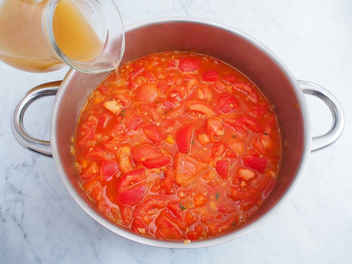 Incorporamos el caldo de verduras y cocinamos la sopa de tomate
