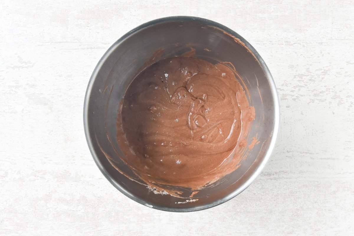 Incorporamos las claras a la mezcla de chocolate