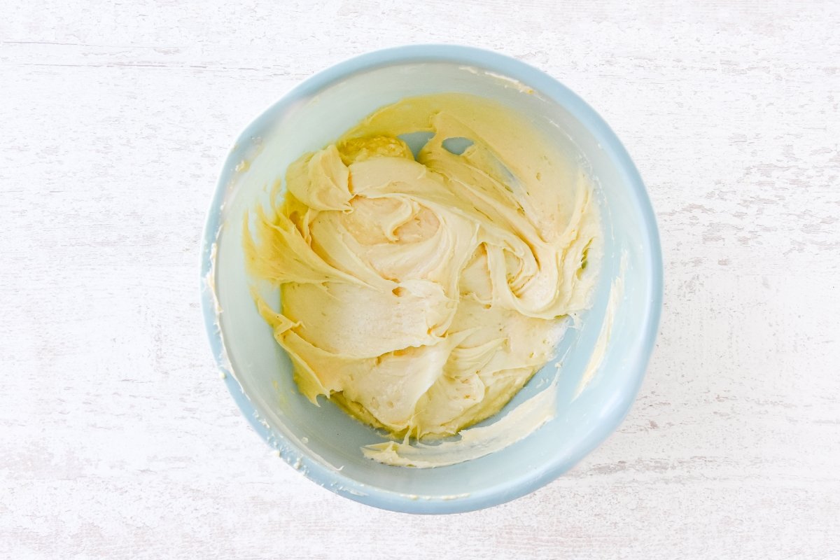Incorporamos los ingredientes secos a la masa de los gofres sin gluten