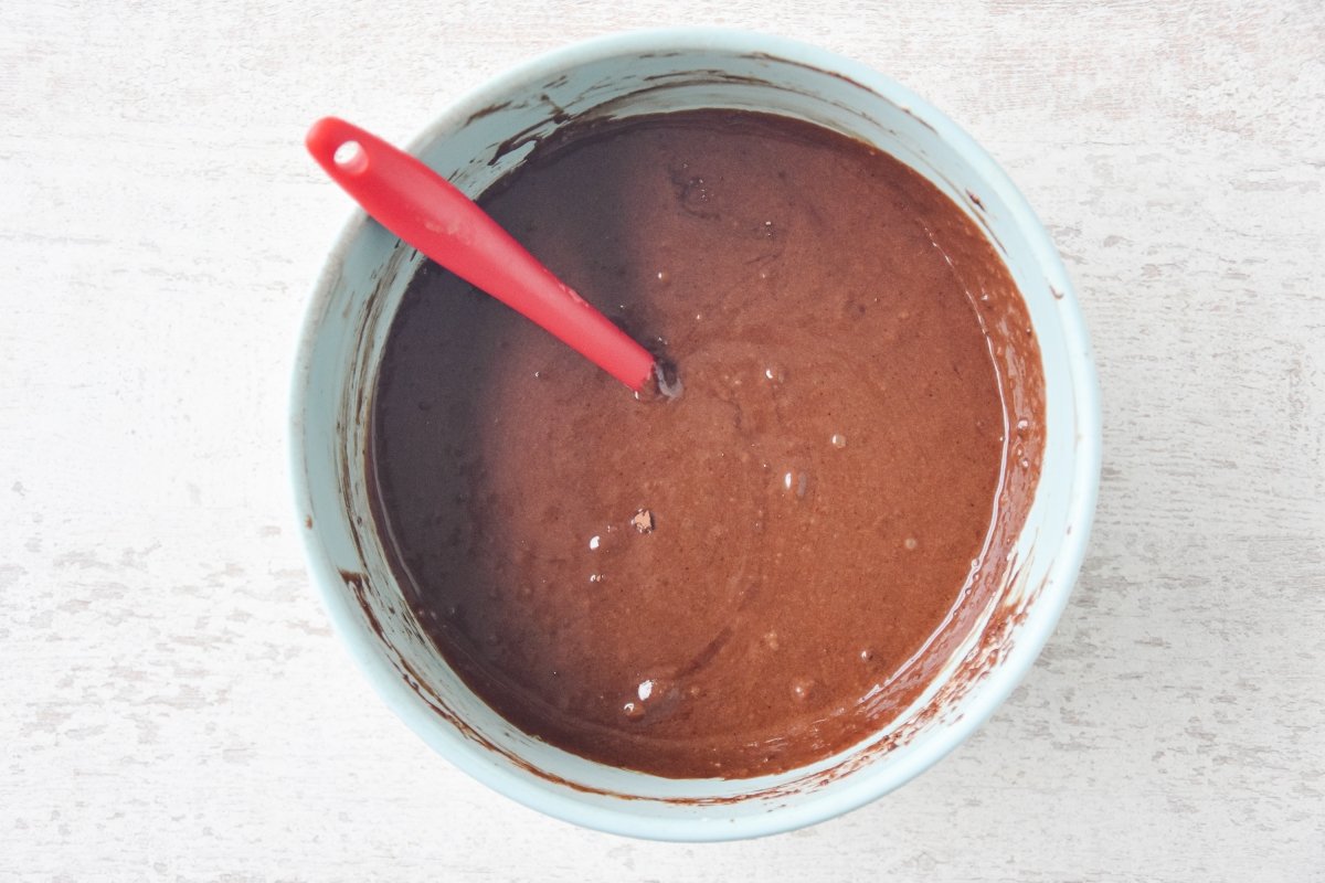 Incorporamos los ingredientes secos a la masa del brownie de plátano