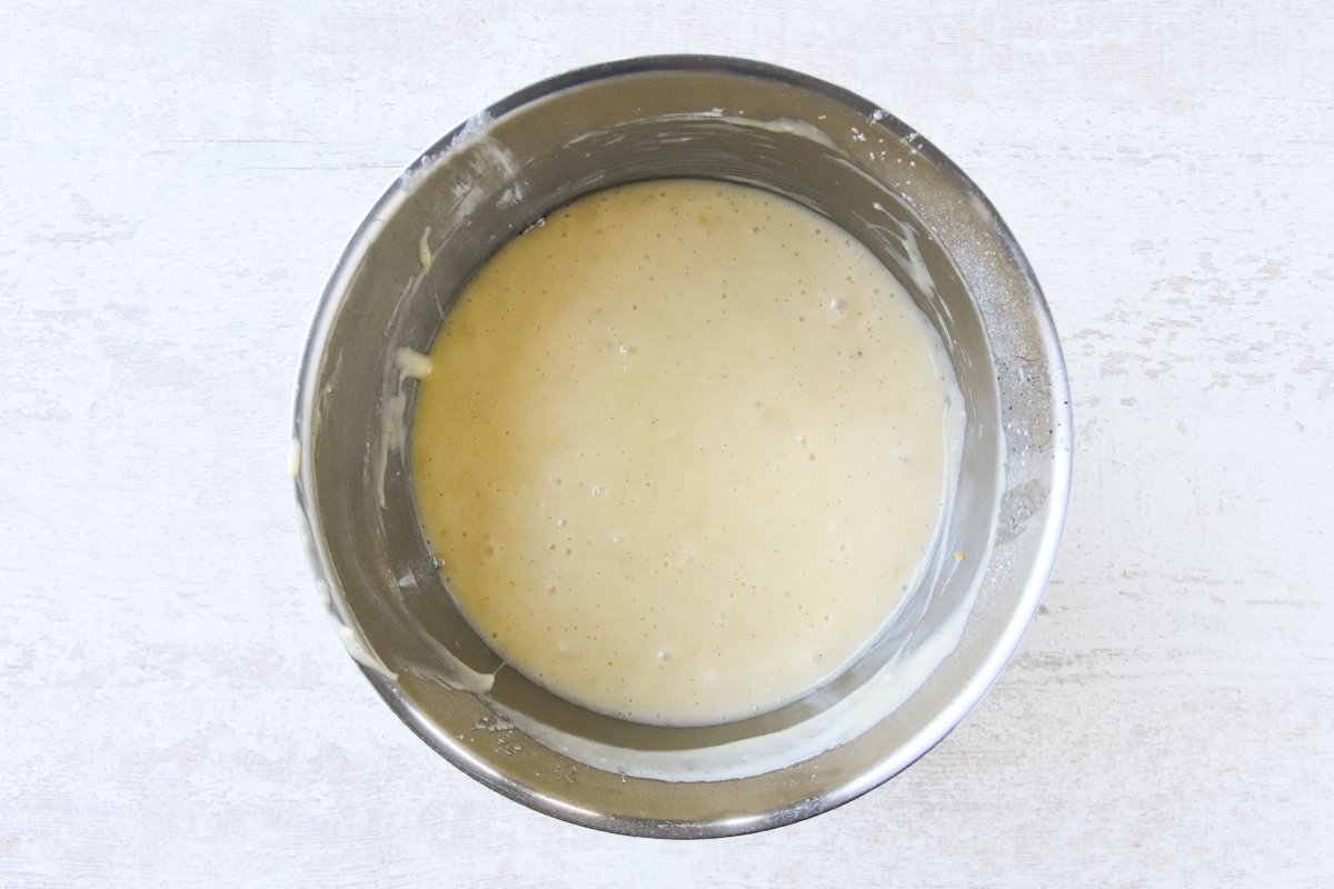Incorporamos los ingredientes secos del bizcocho de leche caliente
