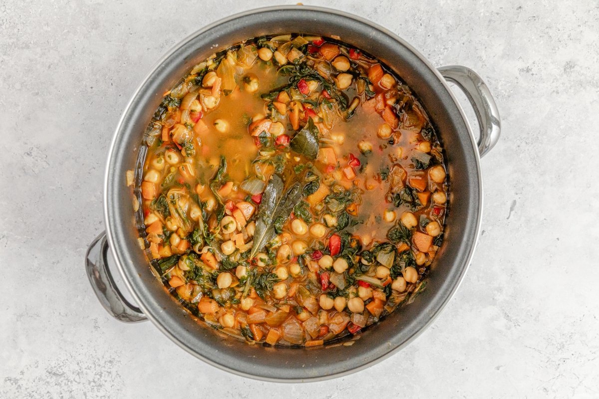 Incorporando acelgas al potaje de garbanzos con verduras