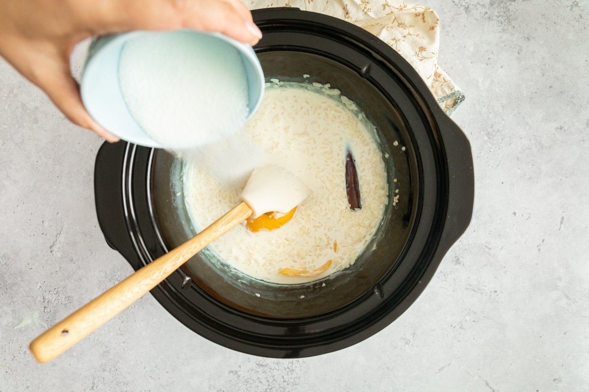 Incorporando azúcar al arroz con leche en Crock Pot