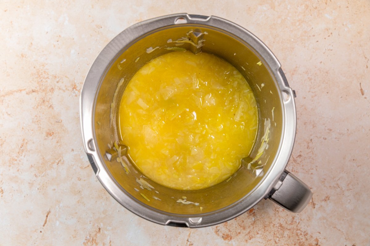 Incorporando caldo y patata a la crema de puerros en Thermomix