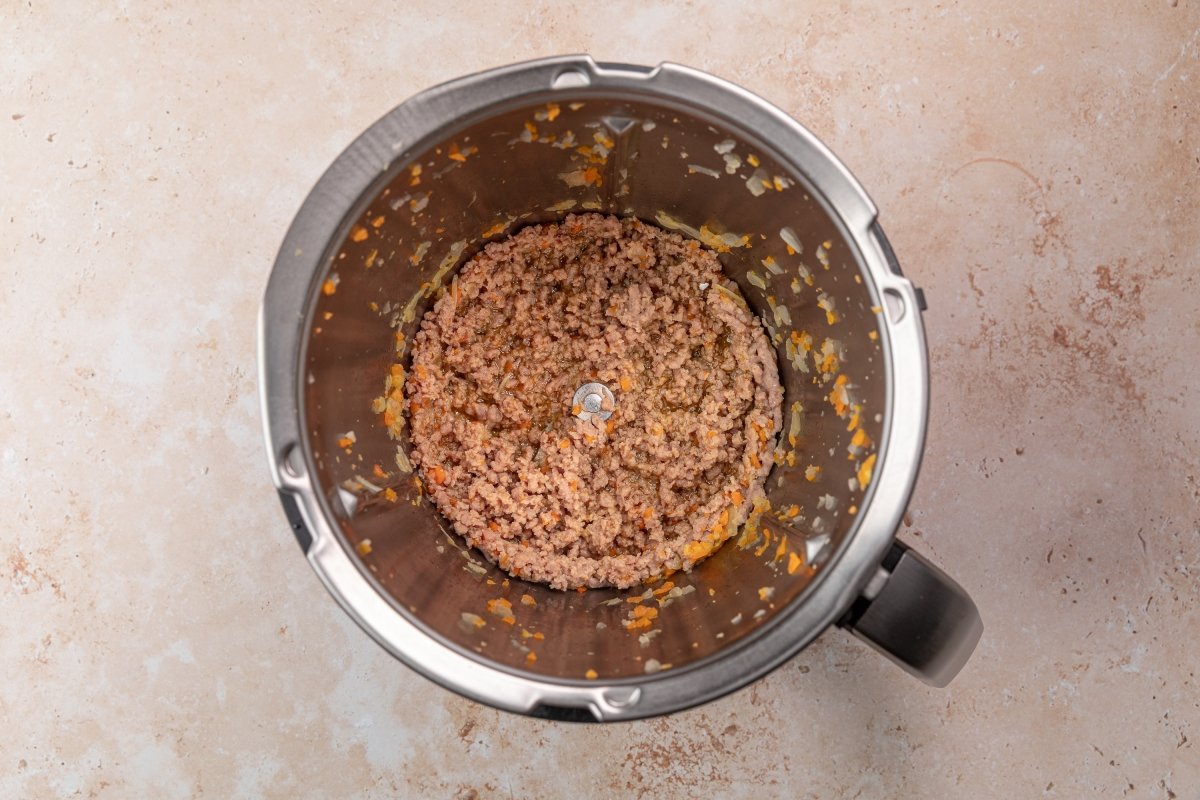 Incorporando carne a los macarrones a la boloñesa en Thermomix