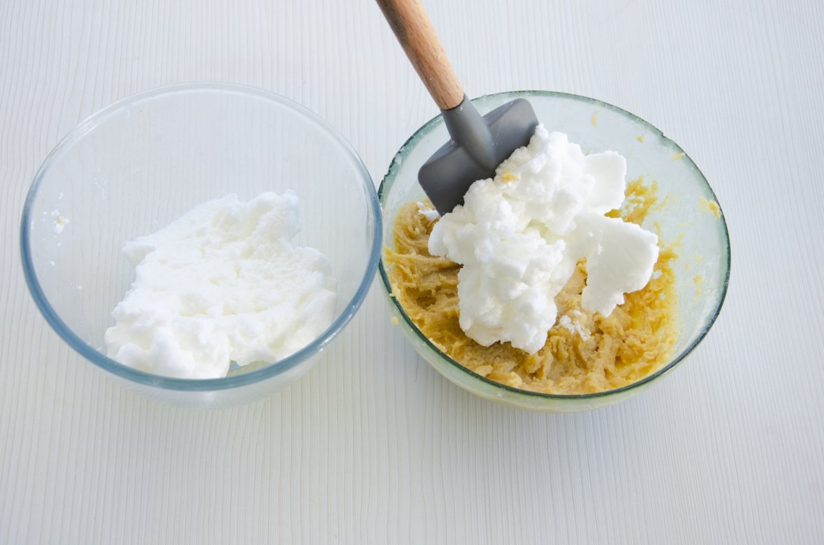 Incorporating the egg whites into the mass of the lenguas de gato