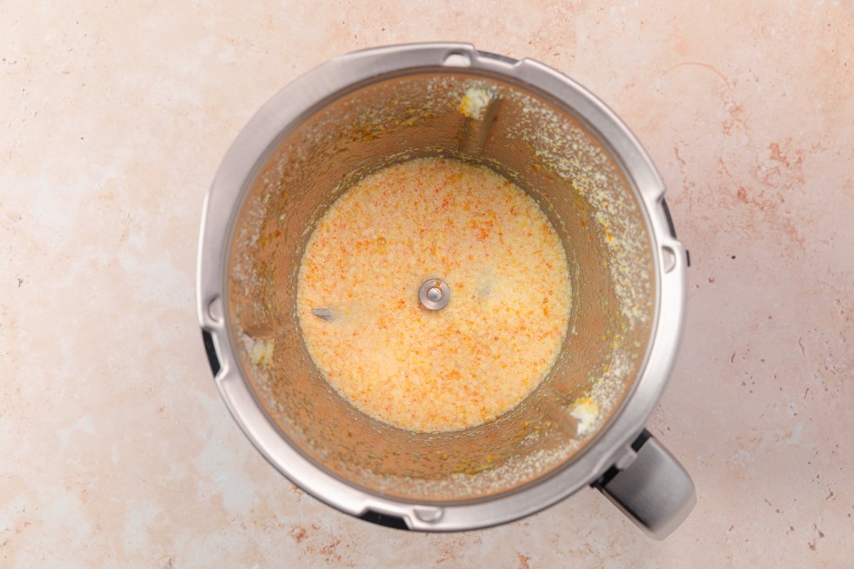 Incorporando líquidos al roscón de Reyes con Thermomix