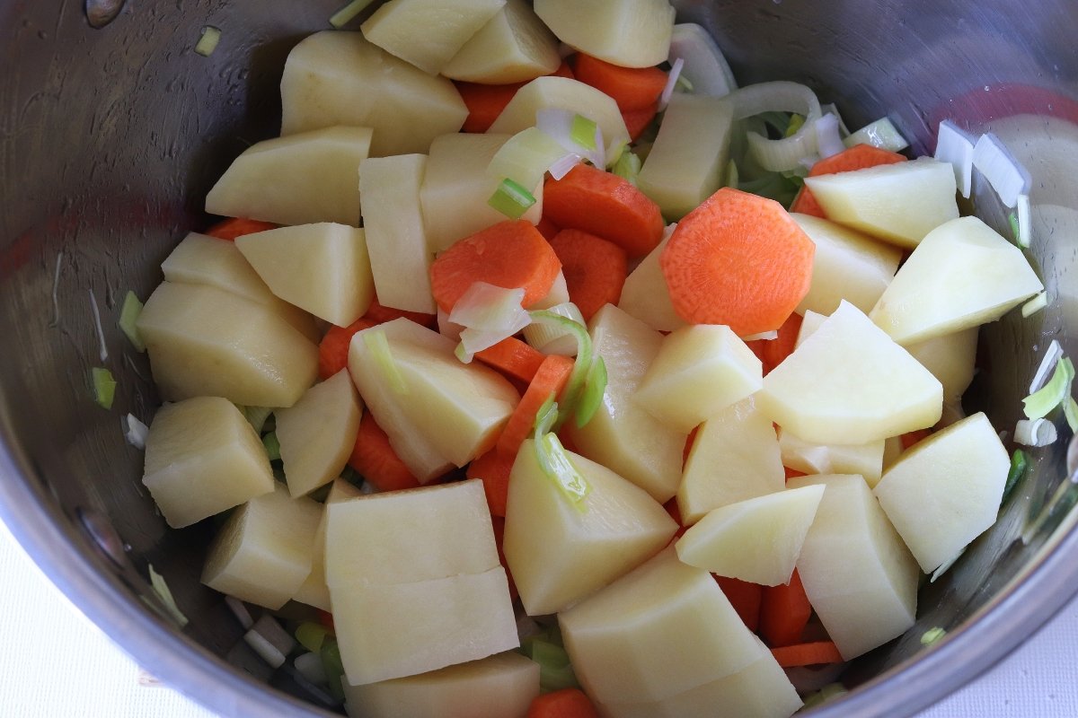 Incorporando verduras a la olla de la porrusalda