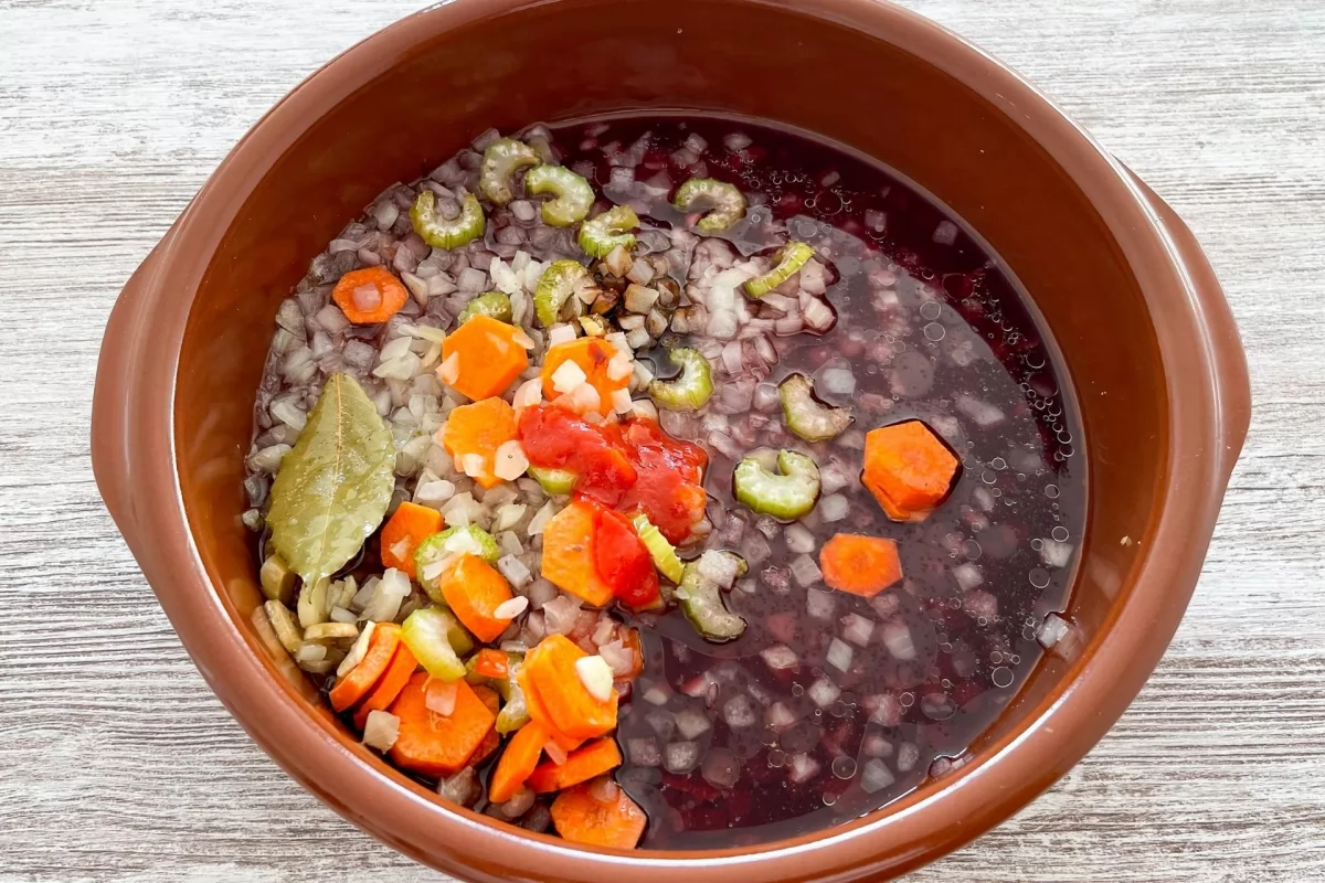 Albóndigas en salsa española al horno 6 Incorporar a la cazuela el concentrado de carne, la salsa de tomate y el vino tinto
