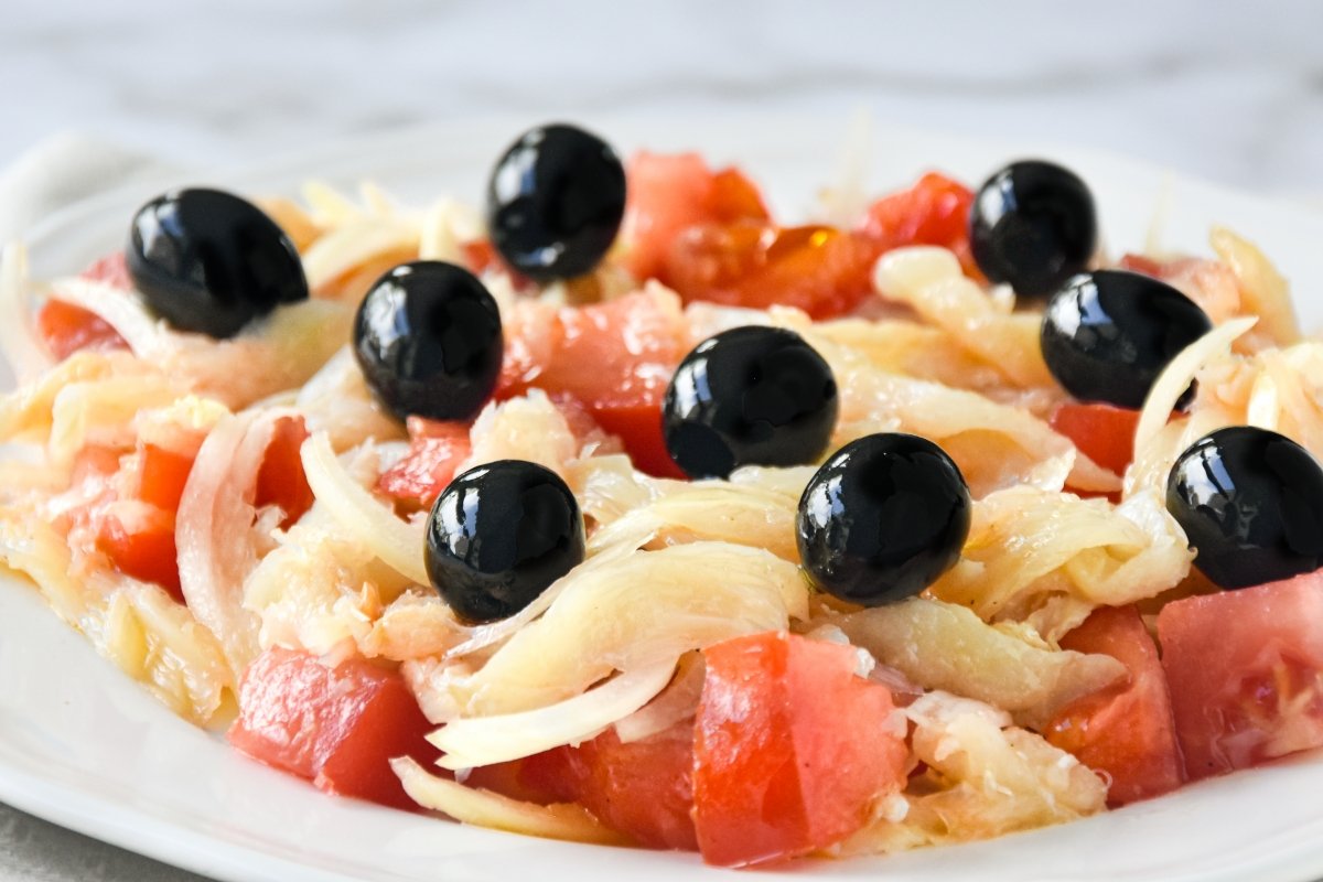 Incorporar a la esqueixada de bacalao la cebolla