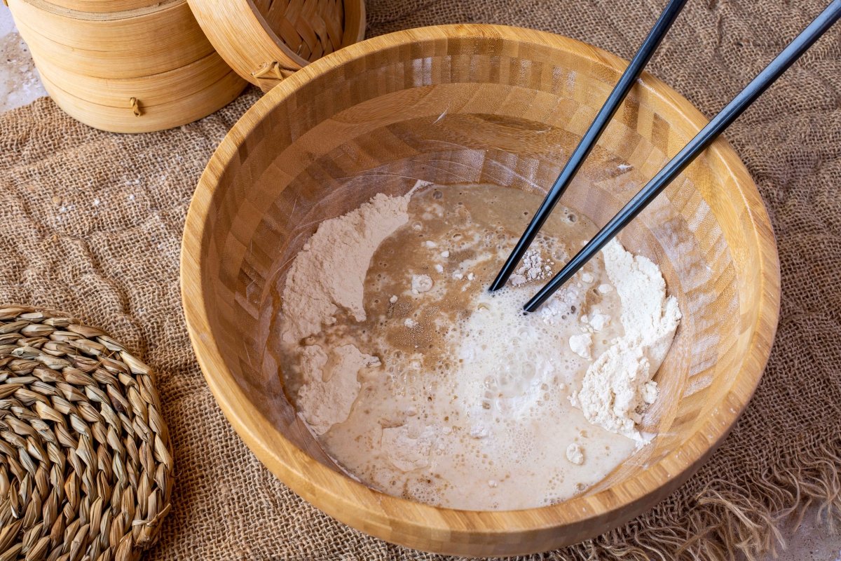 Incorporar agua para hacer la masa del pan chino