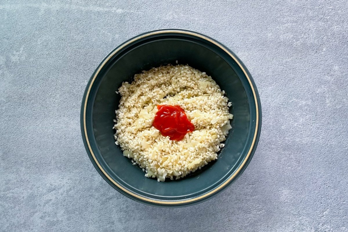 Incorporar al arroz la cucharada de tomate frito