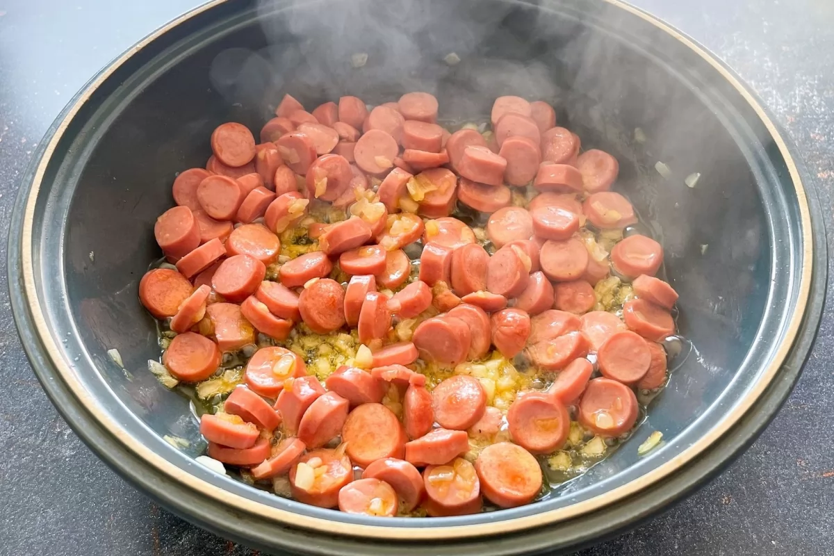 Incorporar al sofrito de cebolla las salchichas *