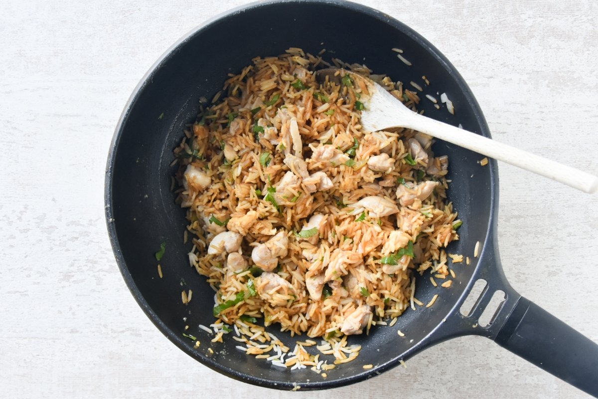 Incorporar al wok la tortilla troceada