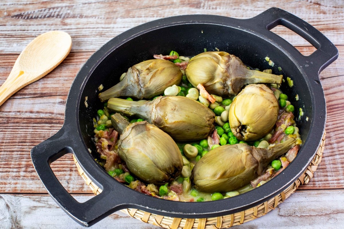 Incorporar alcachofas, habas y guisantes a la menestra de verduras de Tudela
