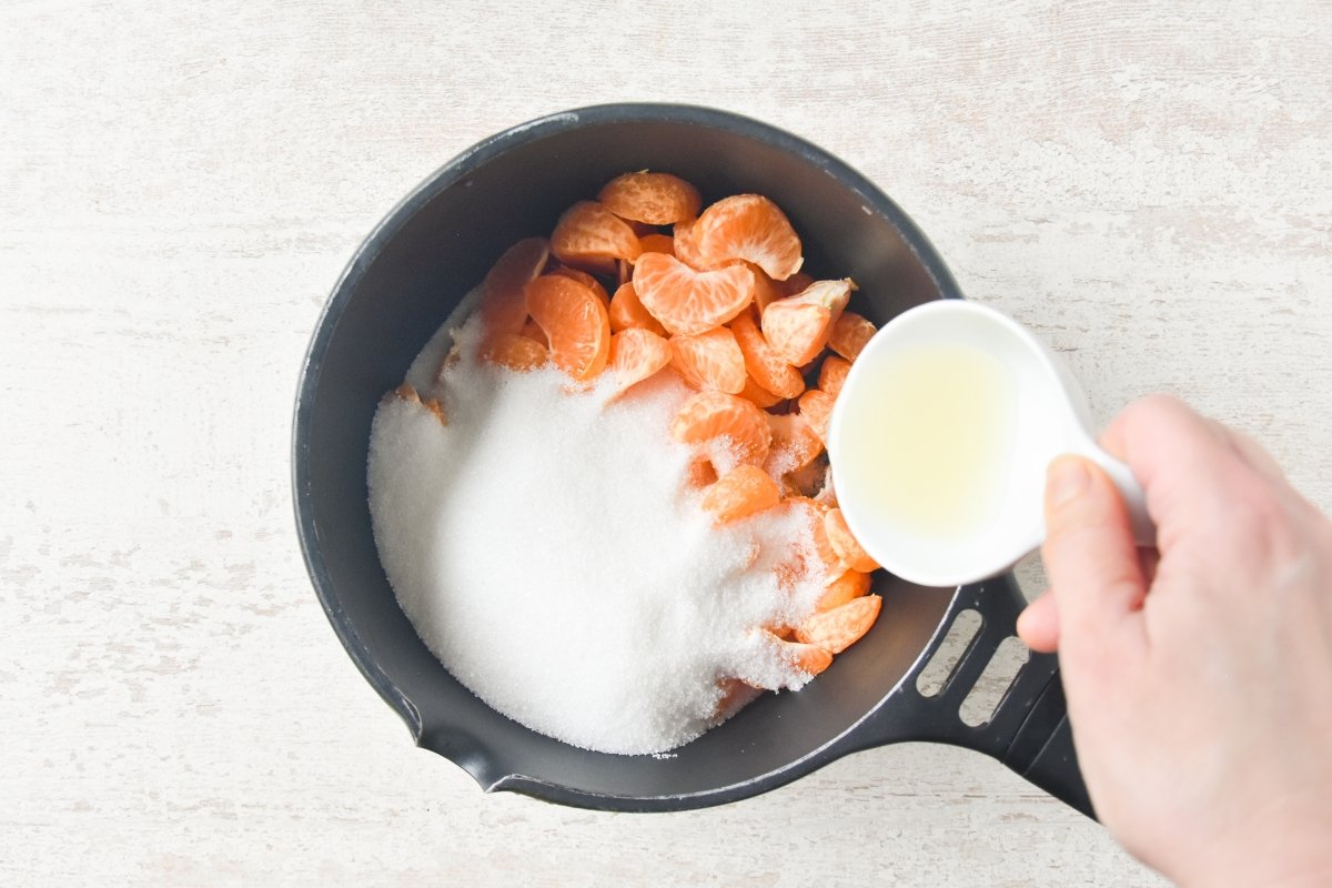 Incorporar azúcar para triturar junto con la mandarina y la manzana