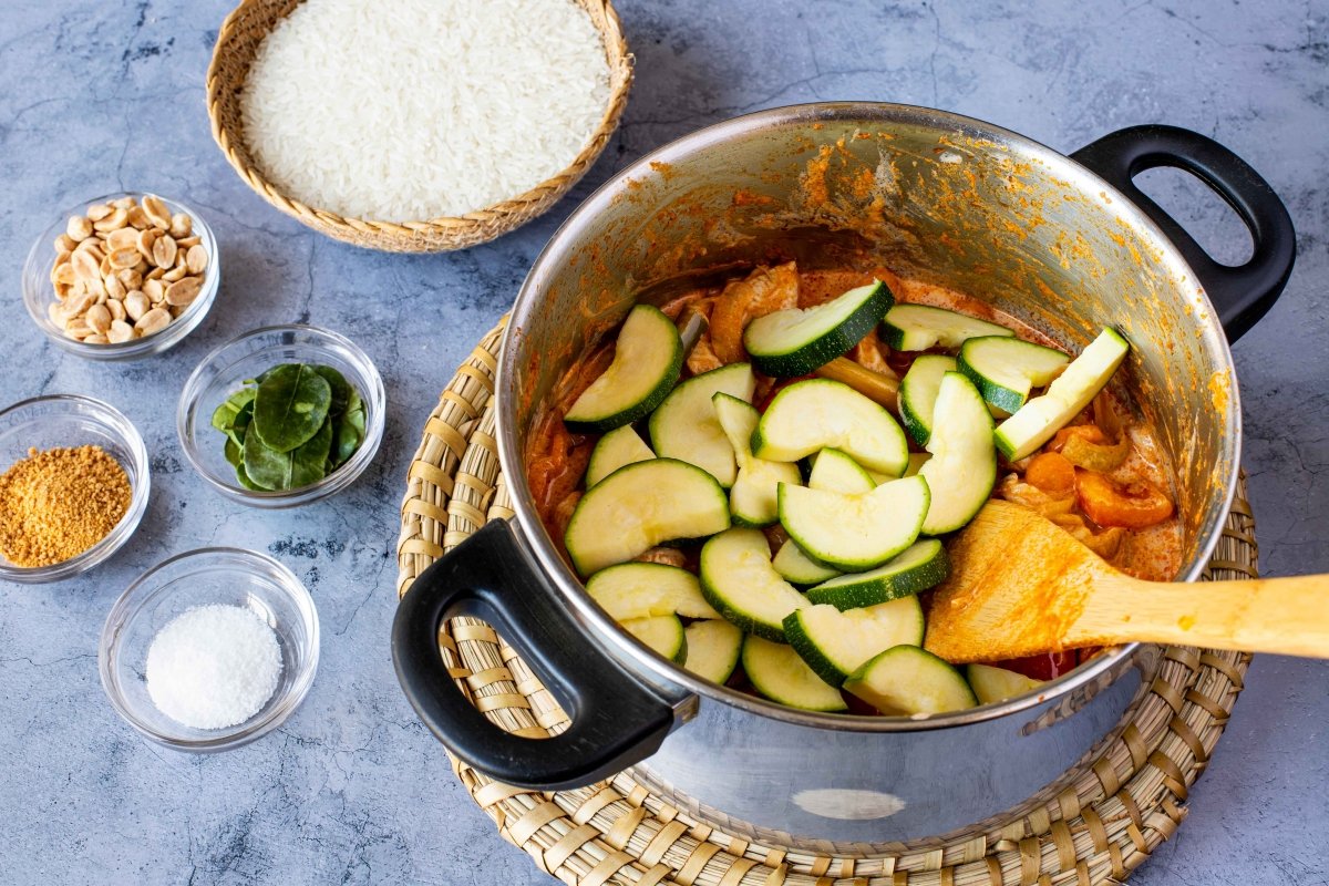 Incorporar calabacín al curry rojo de verduras y pollo