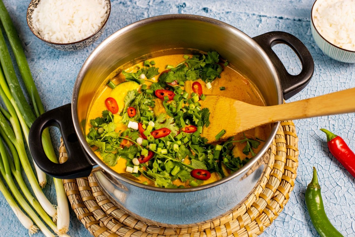 Incorporar chile, cilantro y cebolletas al pollo al curry amarillo