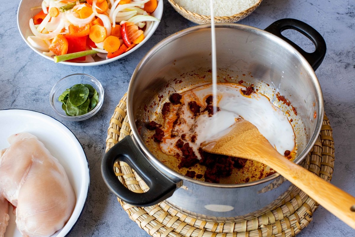 Incorporar chorrito de leche de coco y sofreír con la pasta de curry para el curry rojo de verduras