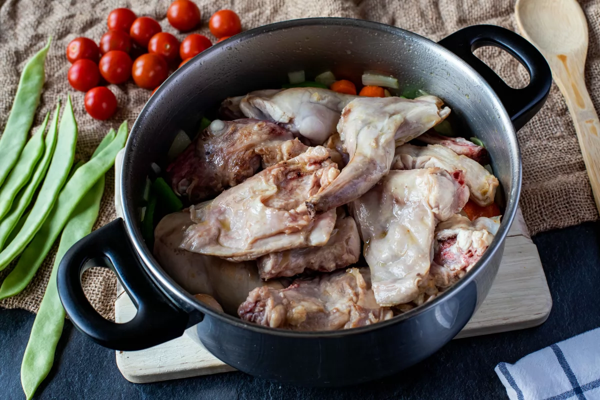 Conejo guisado con verduras 5 Incorporar conejo a las cazuela de verduras *