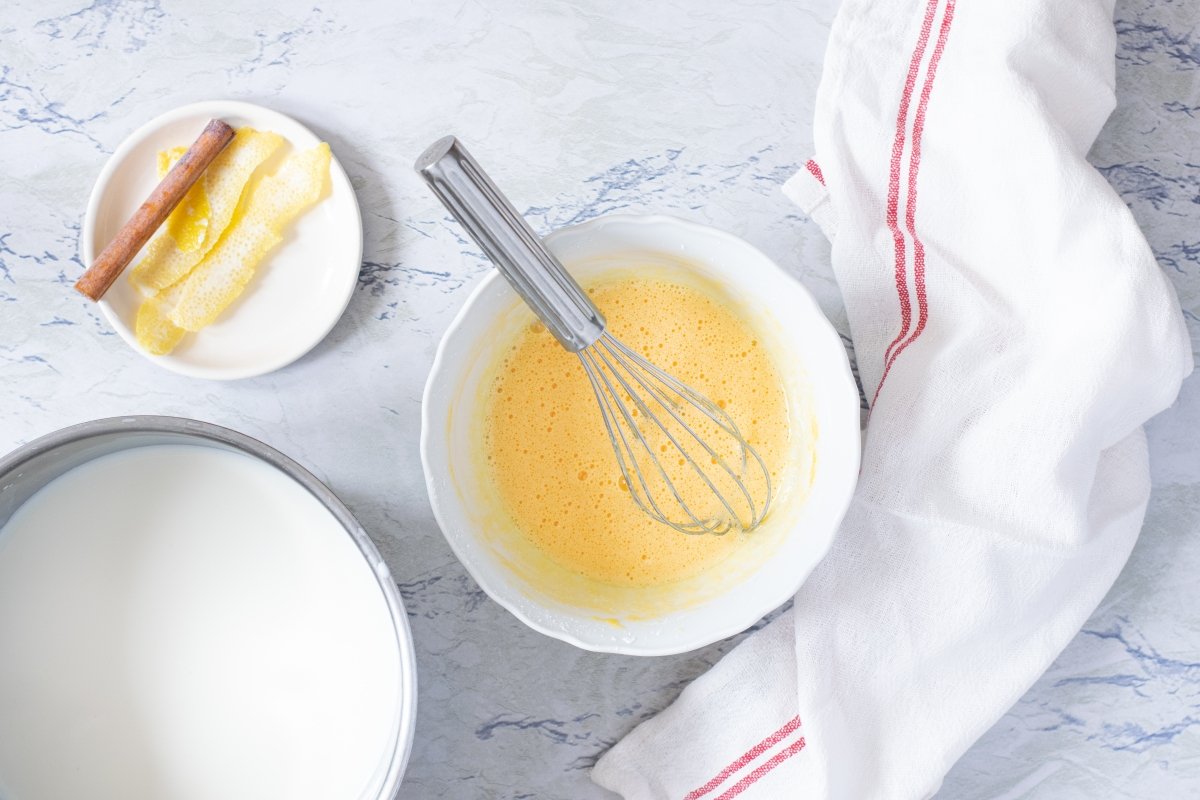 Incorporar dos cazos de leche a la mezcla