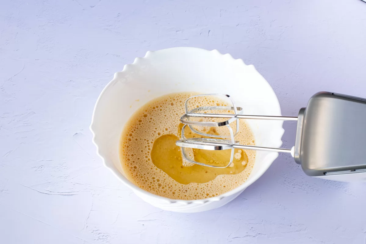 Incorporar el aceite para las magdalenas sin azúcar