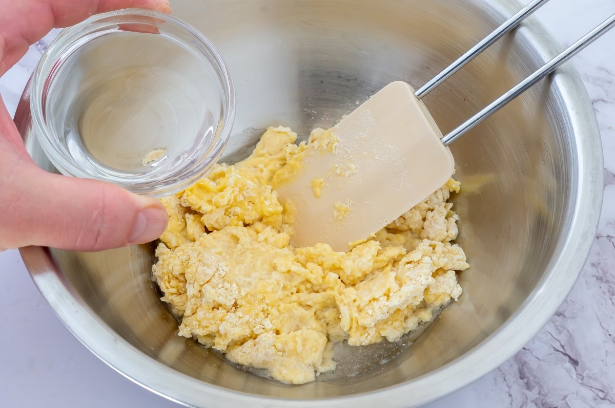 Incorporar el agua a la masa de los spätzle
