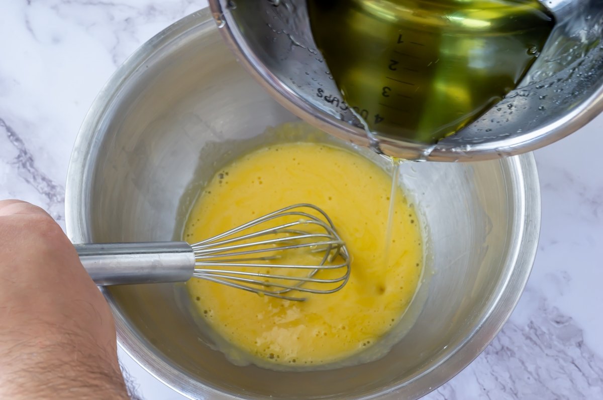 Incorporar el almíbar a la yema pastelera para la Técula Mécula